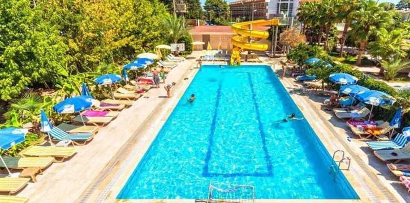 Imagen de la piscina del Grand Hotel Derin. Foto 13
