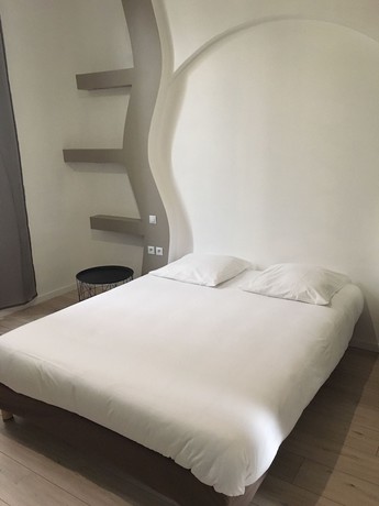 Imagen de la habitación del Grand Hotel, Sainte-Foy-la-Grande. Foto 2