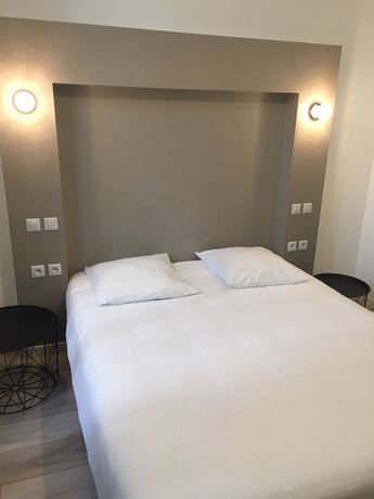 Imagen de la habitación del Grand Hotel, Sainte-Foy-la-Grande. Foto 5