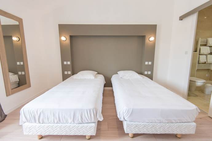 Imagen de la habitación del Grand Hotel, Sainte-Foy-la-Grande. Foto 16