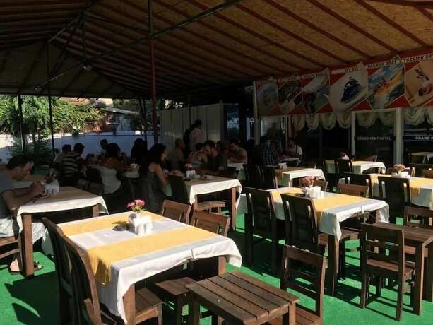 Imagen del bar/restaurante del Grand Kent Otel. Foto 17