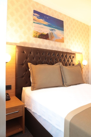 Imagen de la habitación del Grand Lark Otel. Foto 3
