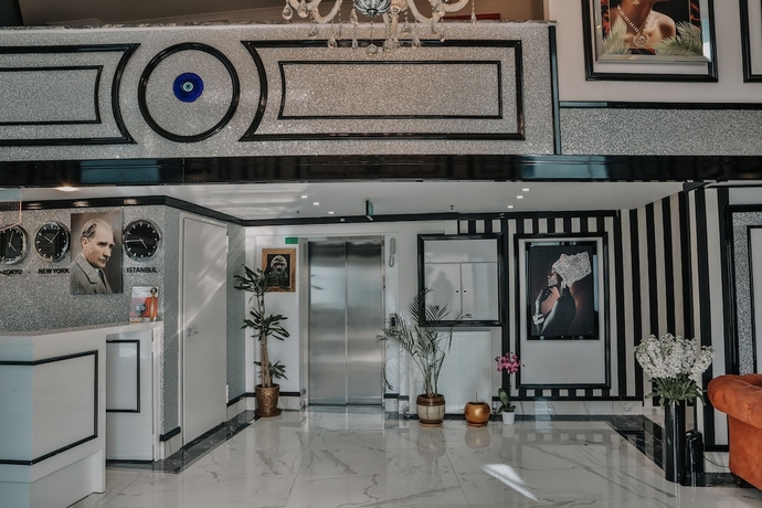 Imagen de los interiores del Grand Lark Otel. Foto 16