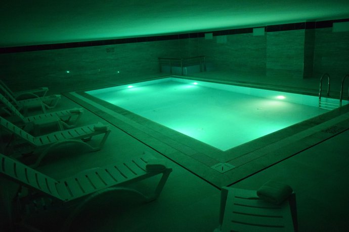 Imagen de la piscina del Grand Rimedya Hotel Bursa. Foto 20