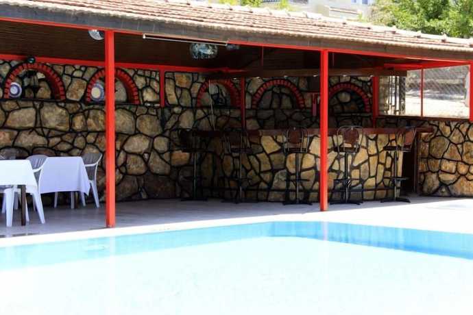 Imagen de la piscina del Grand World Hotel. Foto 11
