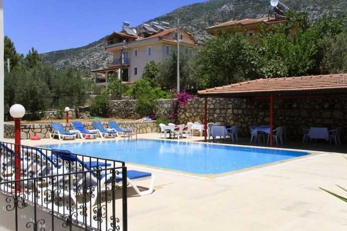Imagen de la piscina del Grand World Hotel. Foto 12