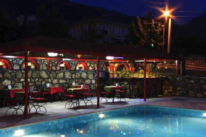 Imagen de la piscina del Grand World Hotel. Foto 13