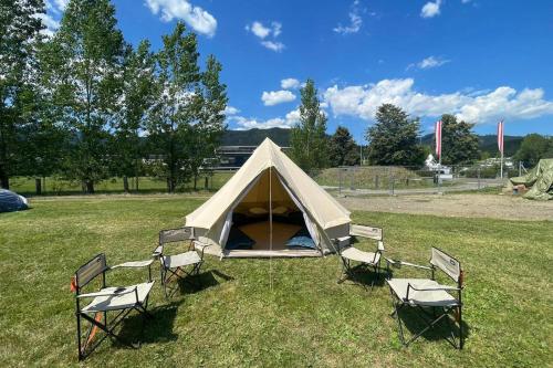 Imagen de la habitación del GrandPrixcamp, front row racecamp closest to the Red Bull Ring including sounds of pitstops in your. Foto 7