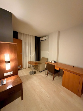 Imagen de los interiores del Grandova Hotel. Foto 16