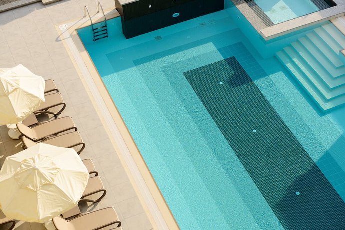 Imagen de la piscina del Green Garden Suites. Foto 19