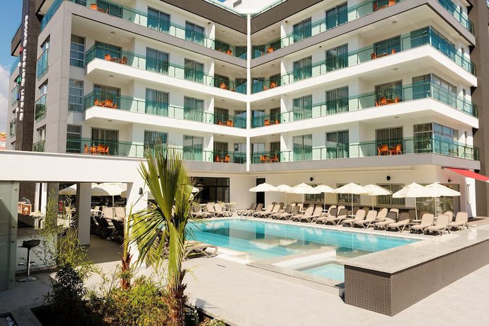 Imagen de la piscina del Green Garden Suites. Foto 20