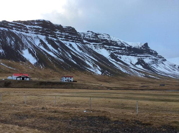 Imagen de los exteriores del Grund í Grundarfirdi. Foto 7