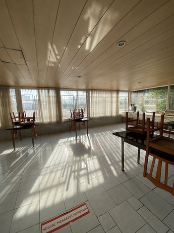 Imagen del bar/restaurante del Gunes Hotel. Foto 5