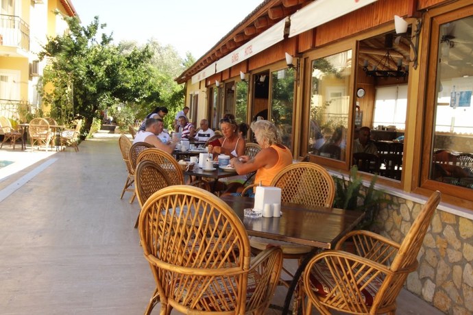 Imagen del bar/restaurante del Gunes Hotel and Apartments. Foto 7
