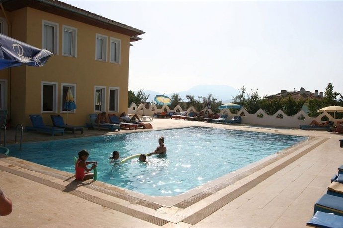 Imagen de la piscina del Gunes Hotel and Apartments. Foto 17