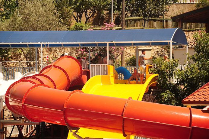 Imagen de la piscina del Gurol Hotel and Apart. Foto 13