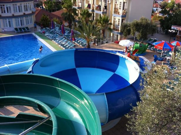 Imagen de la piscina del Gurol Hotel and Apart. Foto 15