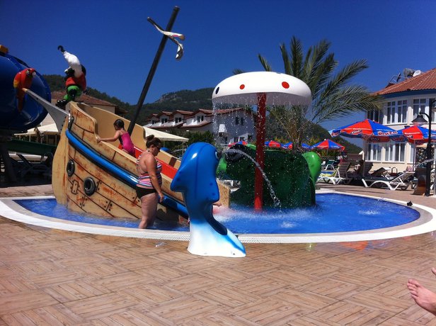 Imagen de la piscina del Gurol Hotel and Apart. Foto 16