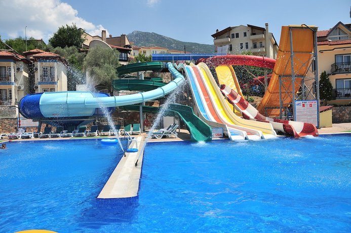 Imagen de la piscina del Gurol Hotel and Apart. Foto 17