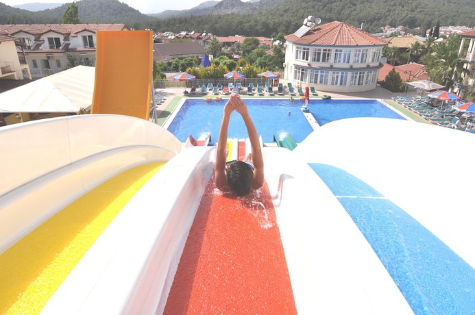 Imagen de la piscina del Gurol Hotel and Apart. Foto 18