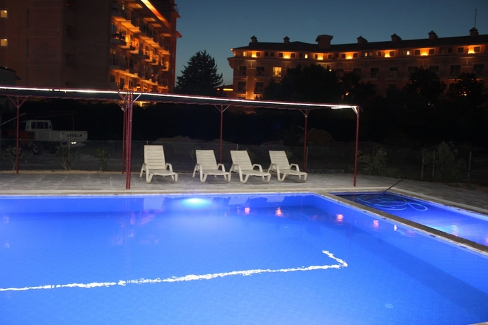 Imagen de la piscina del G&uuml;l Otel. Foto 9
