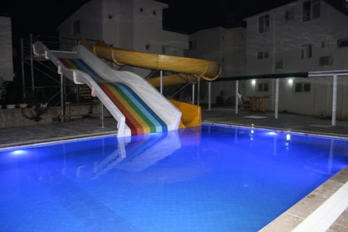 Imagen de la piscina del G&uuml;l Otel. Foto 10