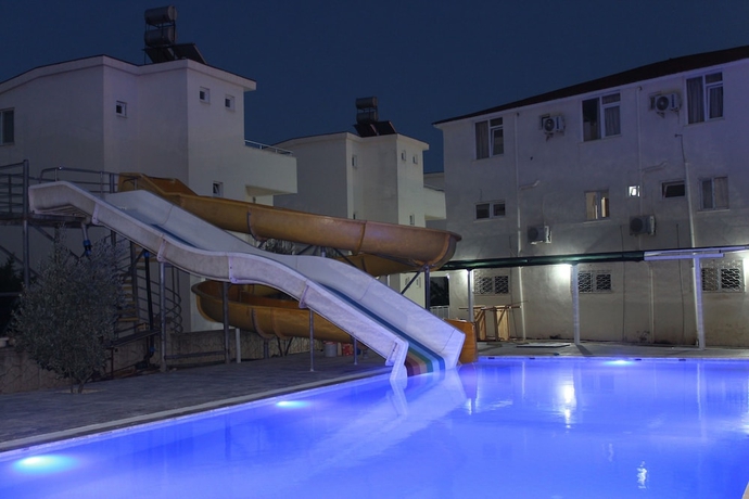 Imagen de la piscina del G&uuml;l Otel. Foto 12