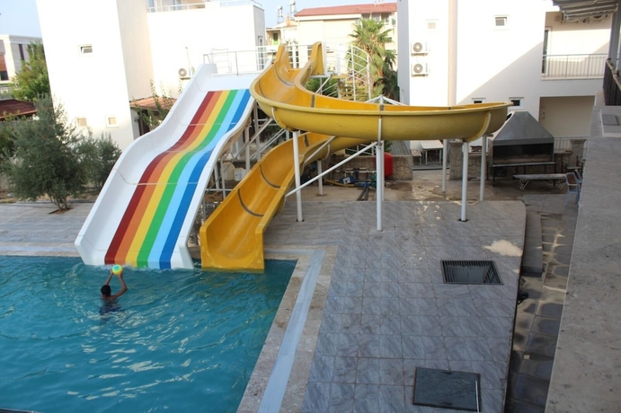 Imagen de la piscina del G&uuml;l Otel. Foto 13