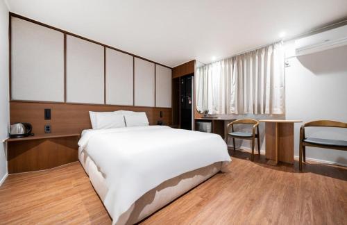 Imagen de la habitación del H Avenue Hotel Chungjangro. Foto 16