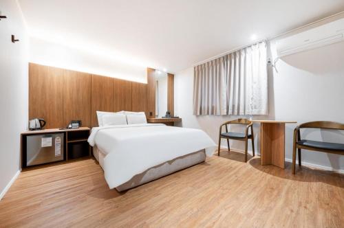Imagen de la habitación del H Avenue Hotel Chungjangro. Foto 18