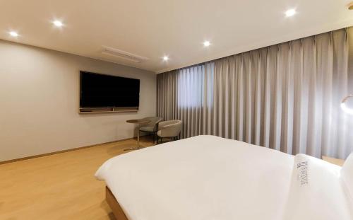 Imagen de la habitación del H Avenue Hotel. Foto 12