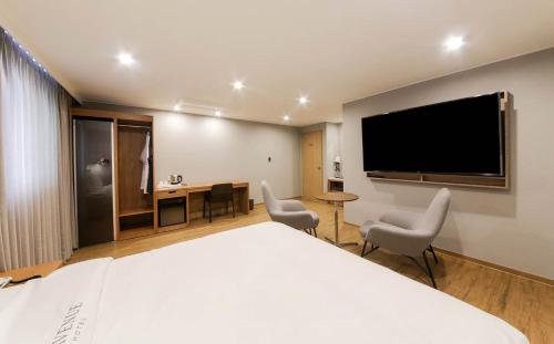 Imagen de la habitación del H Avenue Hotel. Foto 13