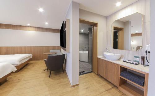Imagen de la habitación del H Avenue Hotel. Foto 14