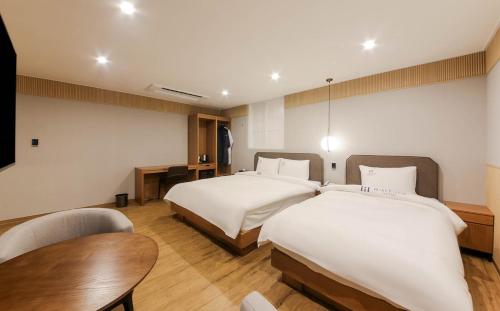 Imagen de la habitación del H Avenue Hotel. Foto 15