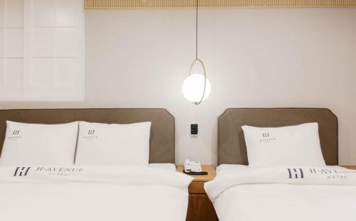 Imagen de la habitación del H Avenue Hotel. Foto 16