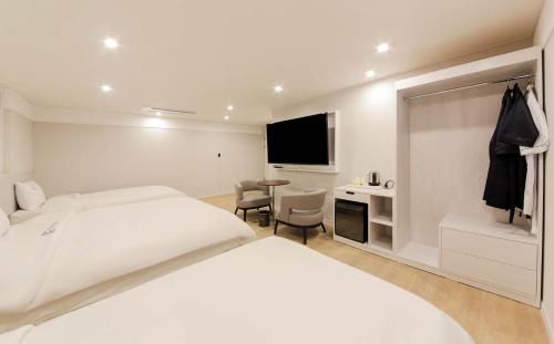 Imagen de la habitación del H Avenue Hotel. Foto 18