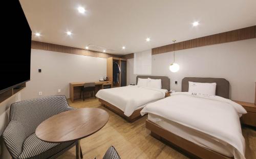 Imagen de la habitación del H Avenue Hotel. Foto 19