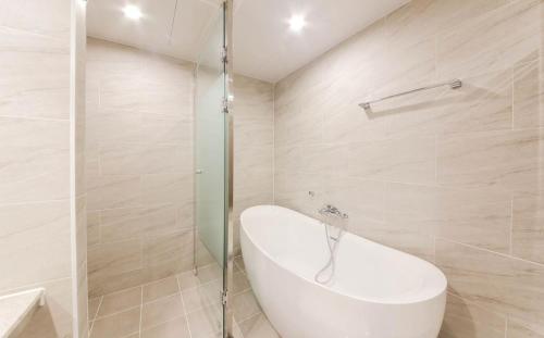 Imagen de la habitación del H Avenue Hotel. Foto 20