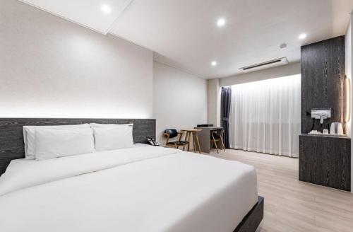 Imagen de la habitación del H Evian Hotel. Foto 13