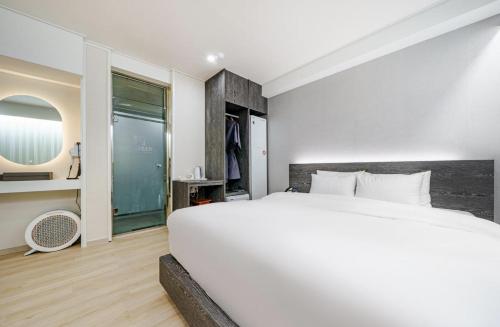 Imagen de la habitación del H Evian Hotel. Foto 14