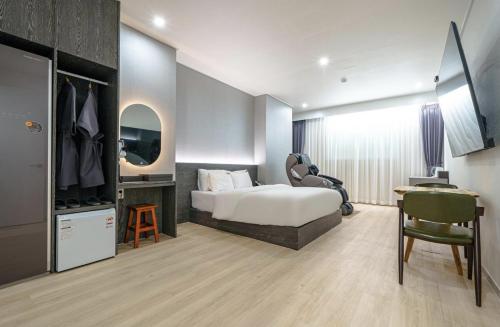 Imagen de la habitación del H Evian Hotel. Foto 15