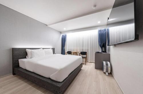 Imagen de la habitación del H Evian Hotel. Foto 16