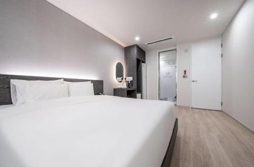 Imagen de la habitación del H Evian Hotel. Foto 17