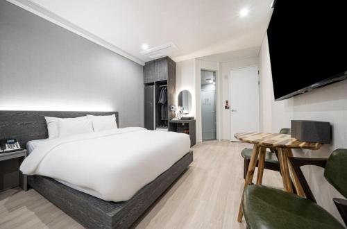 Imagen de la habitación del H Evian Hotel. Foto 18