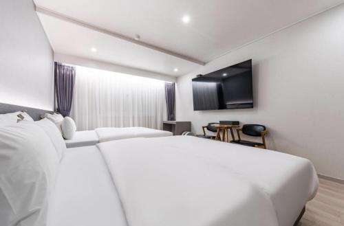 Imagen de la habitación del H Evian Hotel. Foto 19