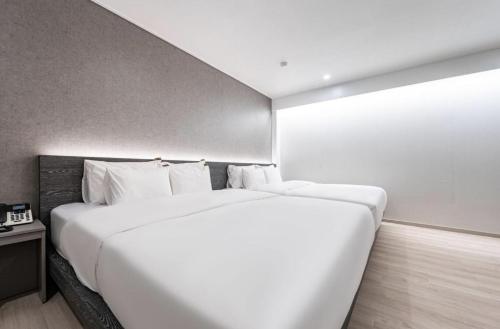 Imagen de la habitación del H Evian Hotel. Foto 20