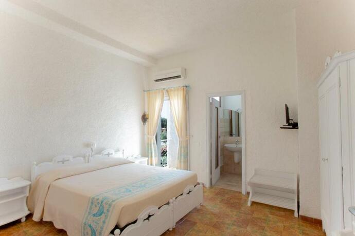 Imagen general del HOTEL AL FARO spiaggia la Cinta SanTeodoro. Foto 8