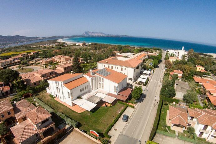 Imagen general del HOTEL AL FARO spiaggia la Cinta SanTeodoro. Foto 12