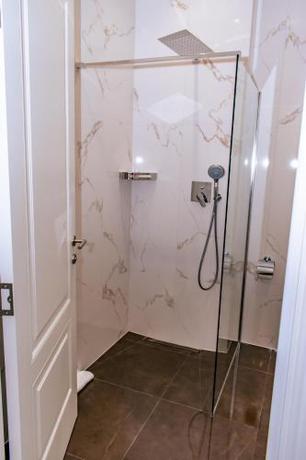 Imagen de la habitación del HOTEL BALKAN. Foto 17