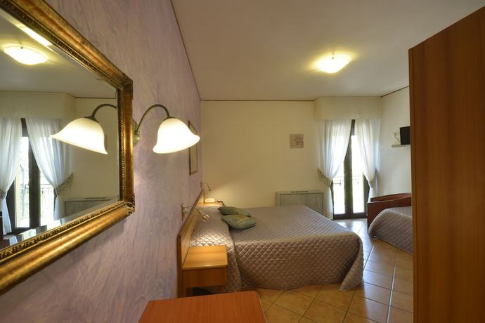Imagen de la habitación del HOTEL PINETA RISTORANTE. Foto 9